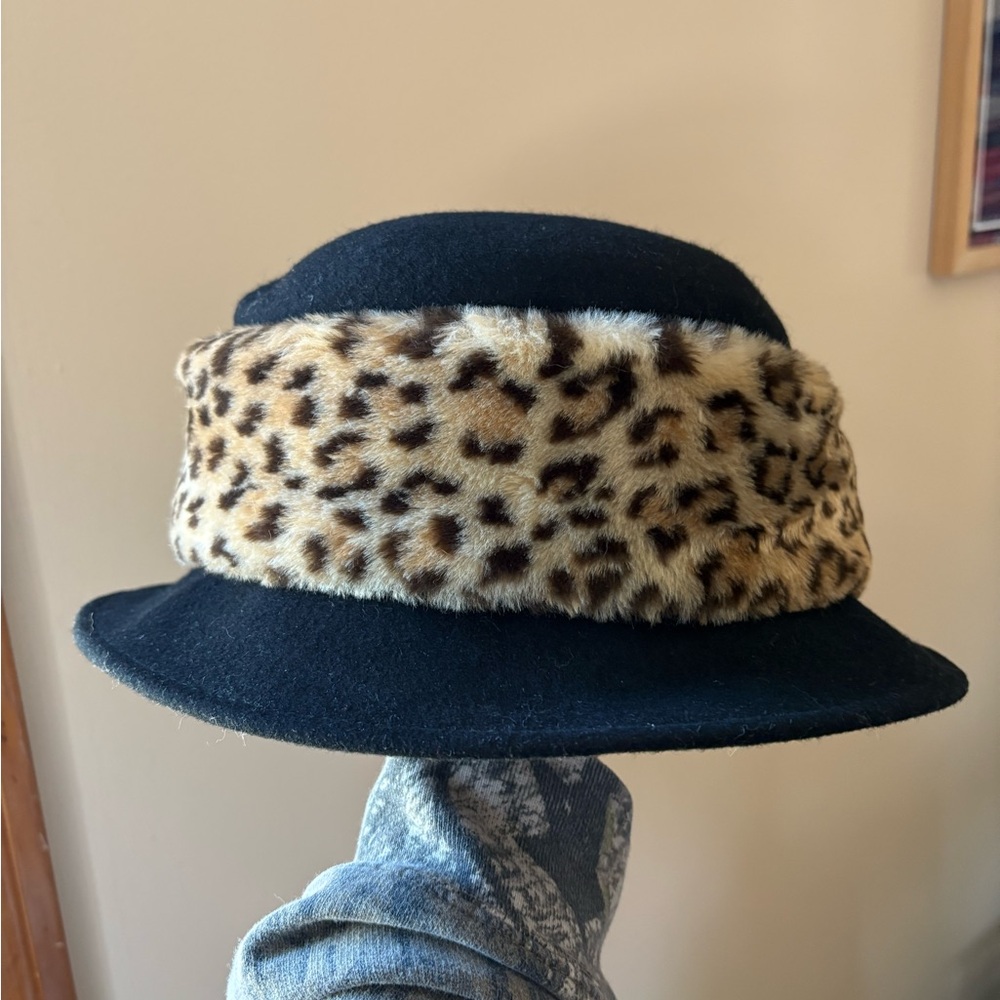 Vintage Betmar New York black wool hat with leopard faux fur trim